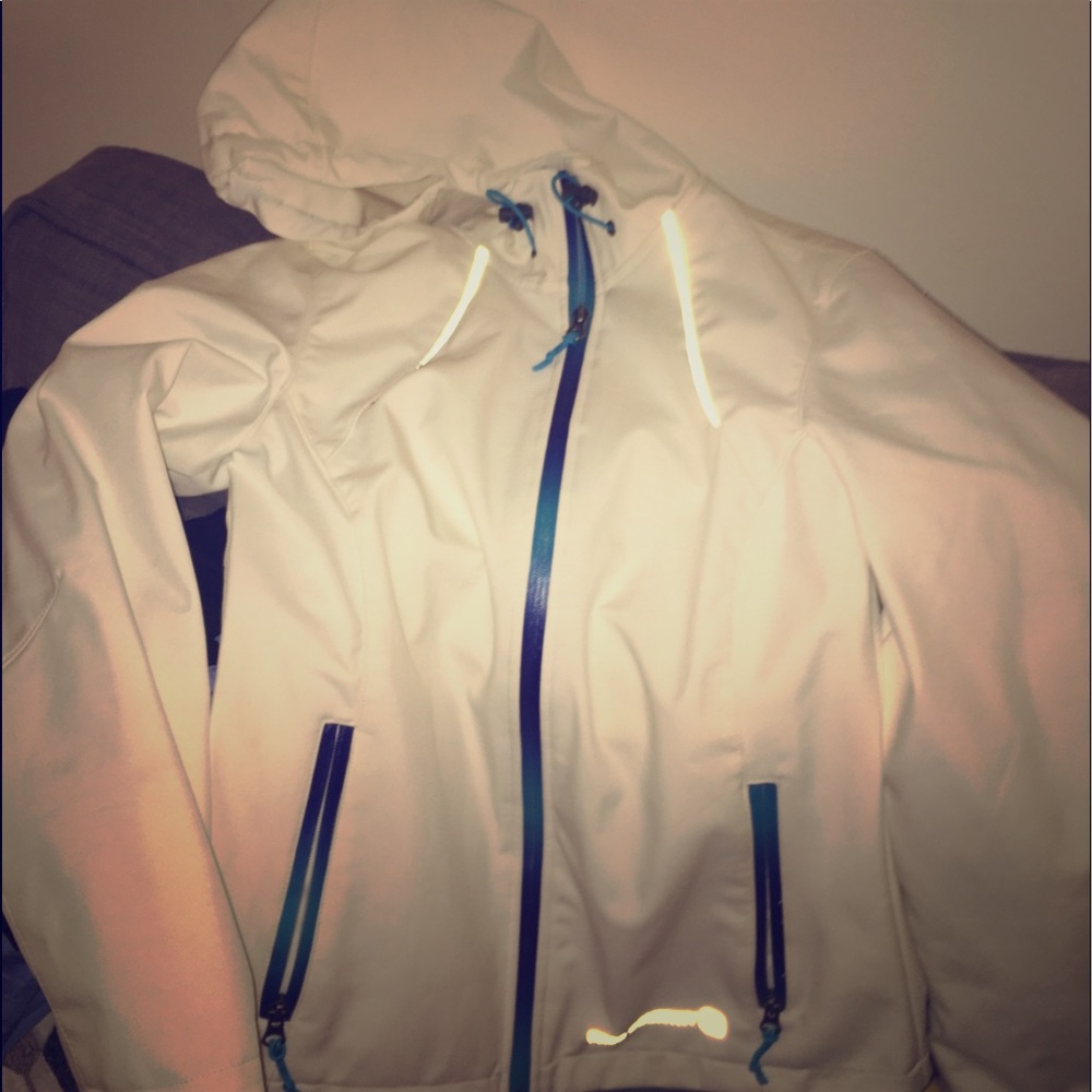 Free country like new white wind breaker